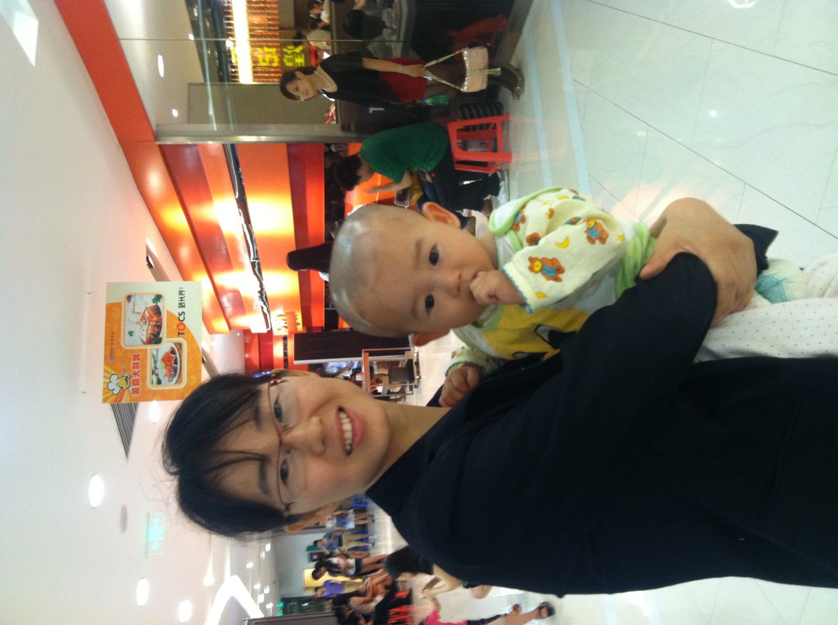 妈妈抱着宝宝